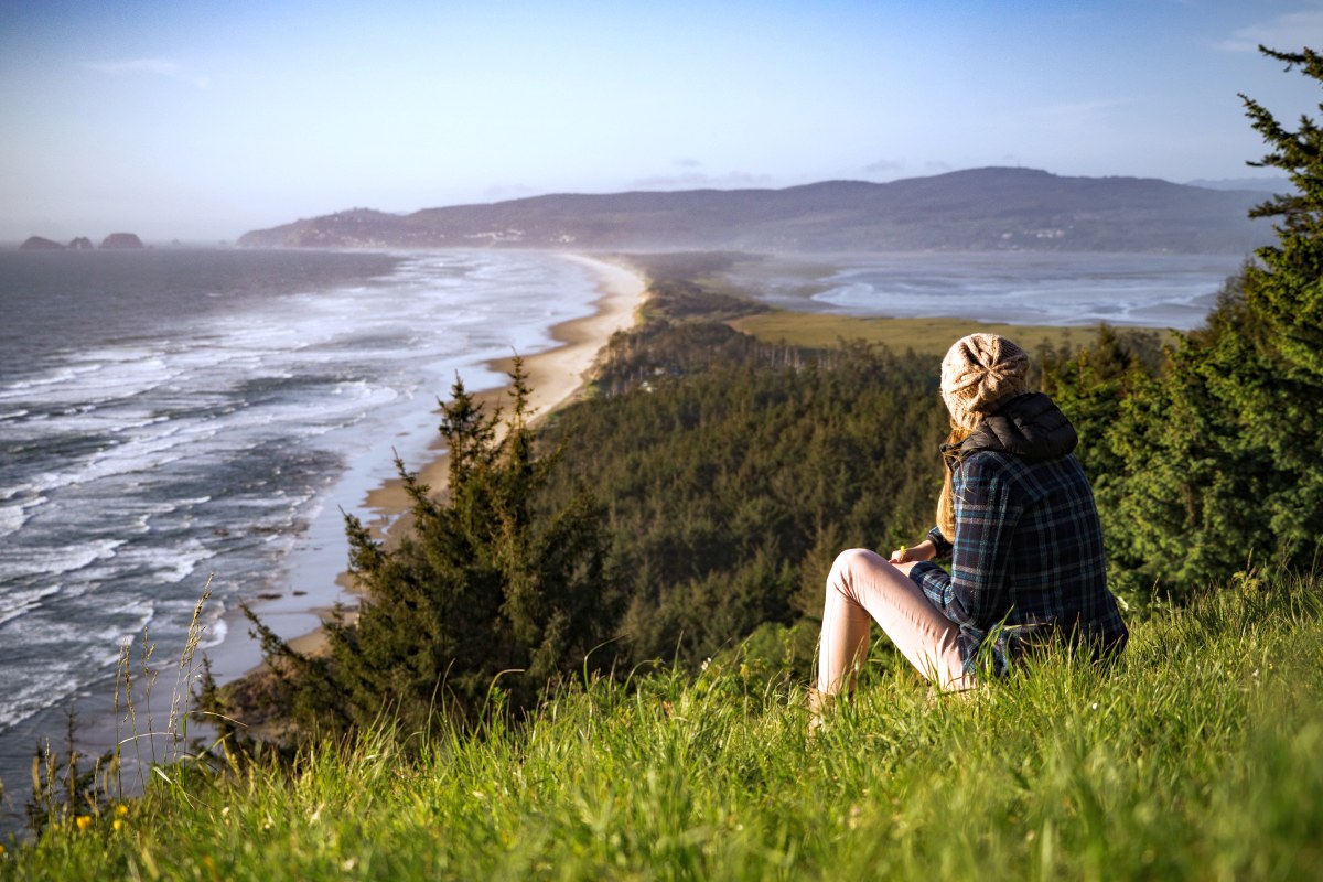 femme assise sur une colline
