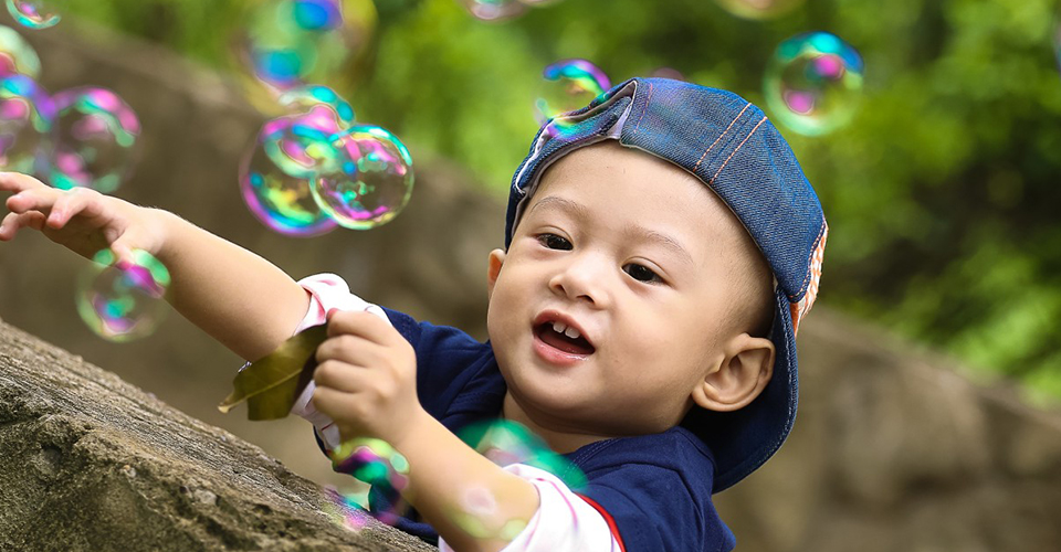 bambin dans un parc avec des bulles
